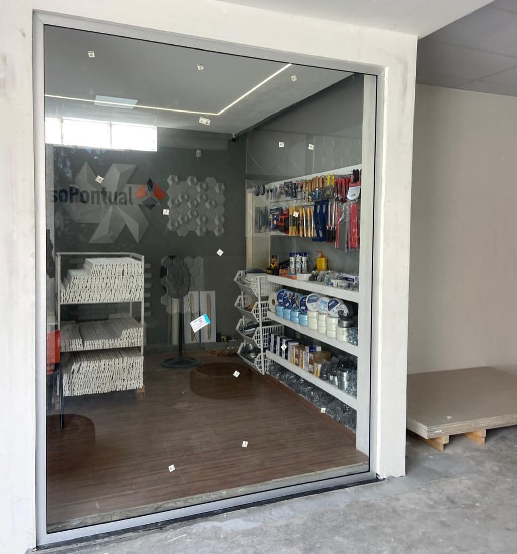 Fachada comercial em vidro fixo incolor com alumínio cor natural
