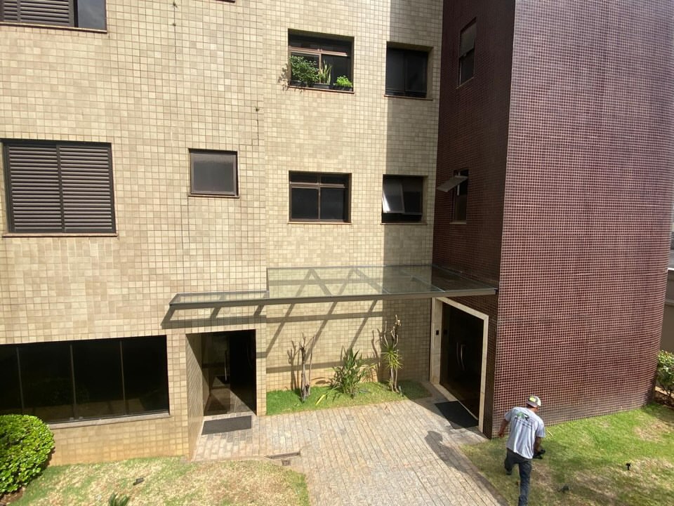 Marquise de vidro instalada em fachada de edifício